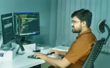 Scrivania essenziale moderna